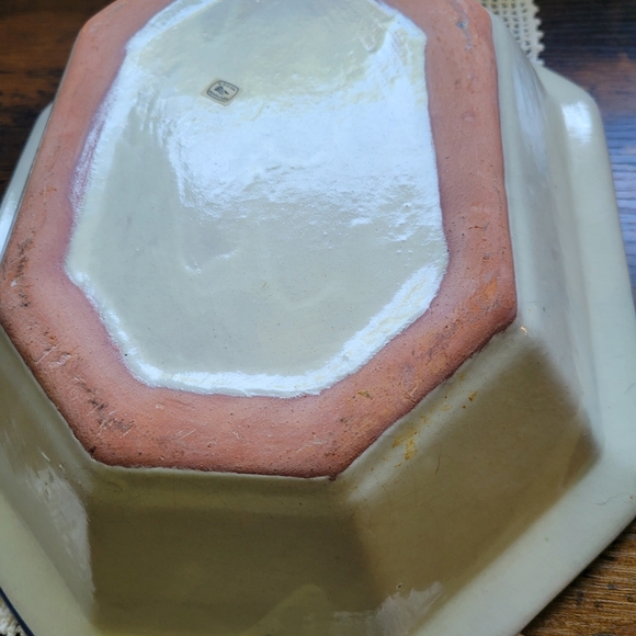 Handcrafted Ceramic Bowl with Leaf Design - Picture 3 of 7